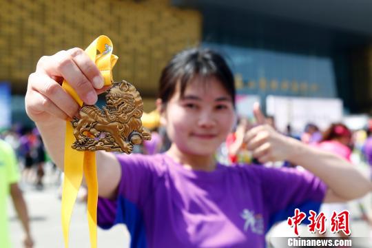 2018泰山國際馬拉松賽鳴槍開賽2萬余名選手參賽